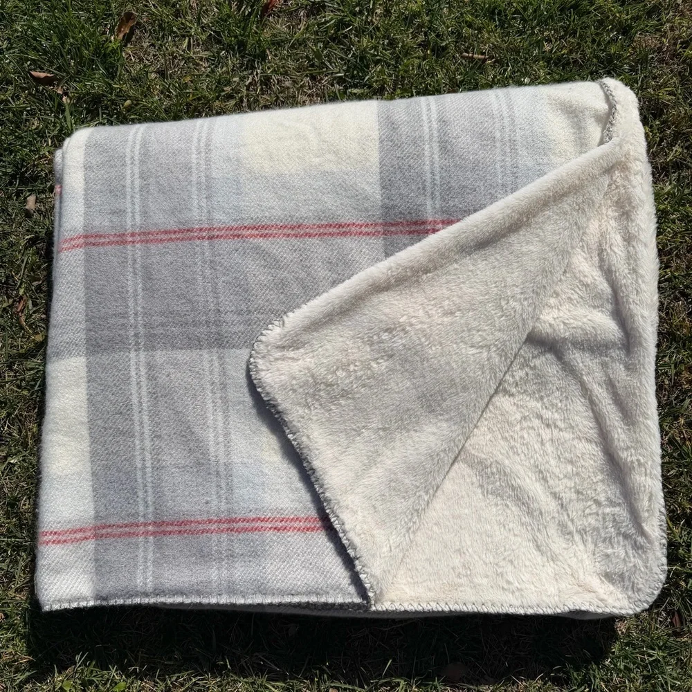 Tommy Hilfiger Faux Cashmere Plush Throw Blanket Plaid Gray Cream Red 50x70 GUC